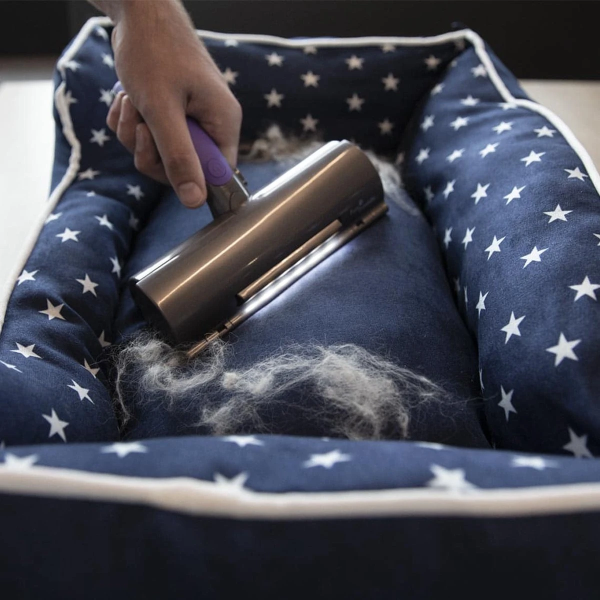 FurDaddy Batterij-aangedreven - Huisdier Haar Verwijderaar Voor Kleding - Herbruikbare Pluizenroller Voor Moeiteloze Verwijdering Van Kattenhaar & Hondenhaar - Zelfreinigende Pluizenborstel Voor Tapijt, Bank, Auto, Bed 7 FurDaddy Batterij-aangedreven - Huisdier Haar Verwijderaar Voor Kleding - Herbruikbare Pluizenroller Voor Moeiteloze Verwijdering Van Kattenhaar & Hondenhaar - Zelfreinigende Pluizenborstel Voor Tapijt, Bank, Auto, Bed - Afbeelding 7